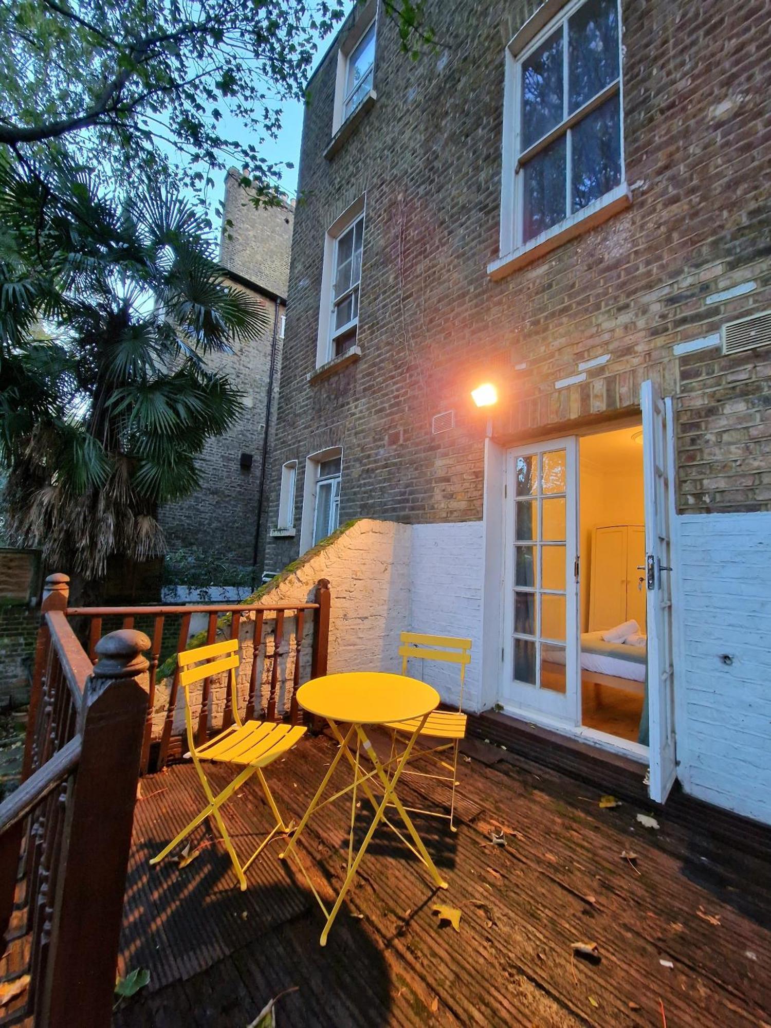 Lovely Ground Floor With High Ceiling And A Private Garden By Earl's Court Station