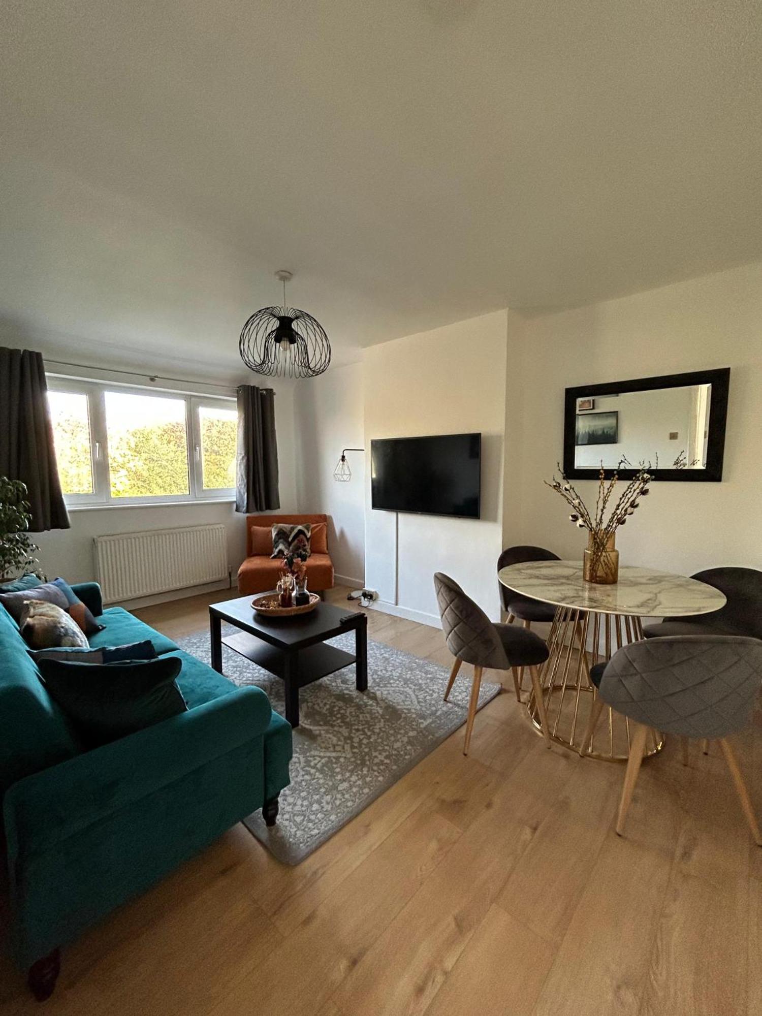 Modern - Accommodates 6 - Private Parking - 15min To Bridge, Eye And Charing Cross * Londres
