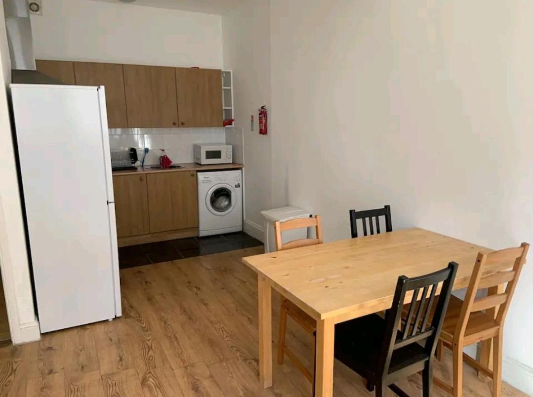 Rum i privatbostad Affordable In Shared Flat, Bridge