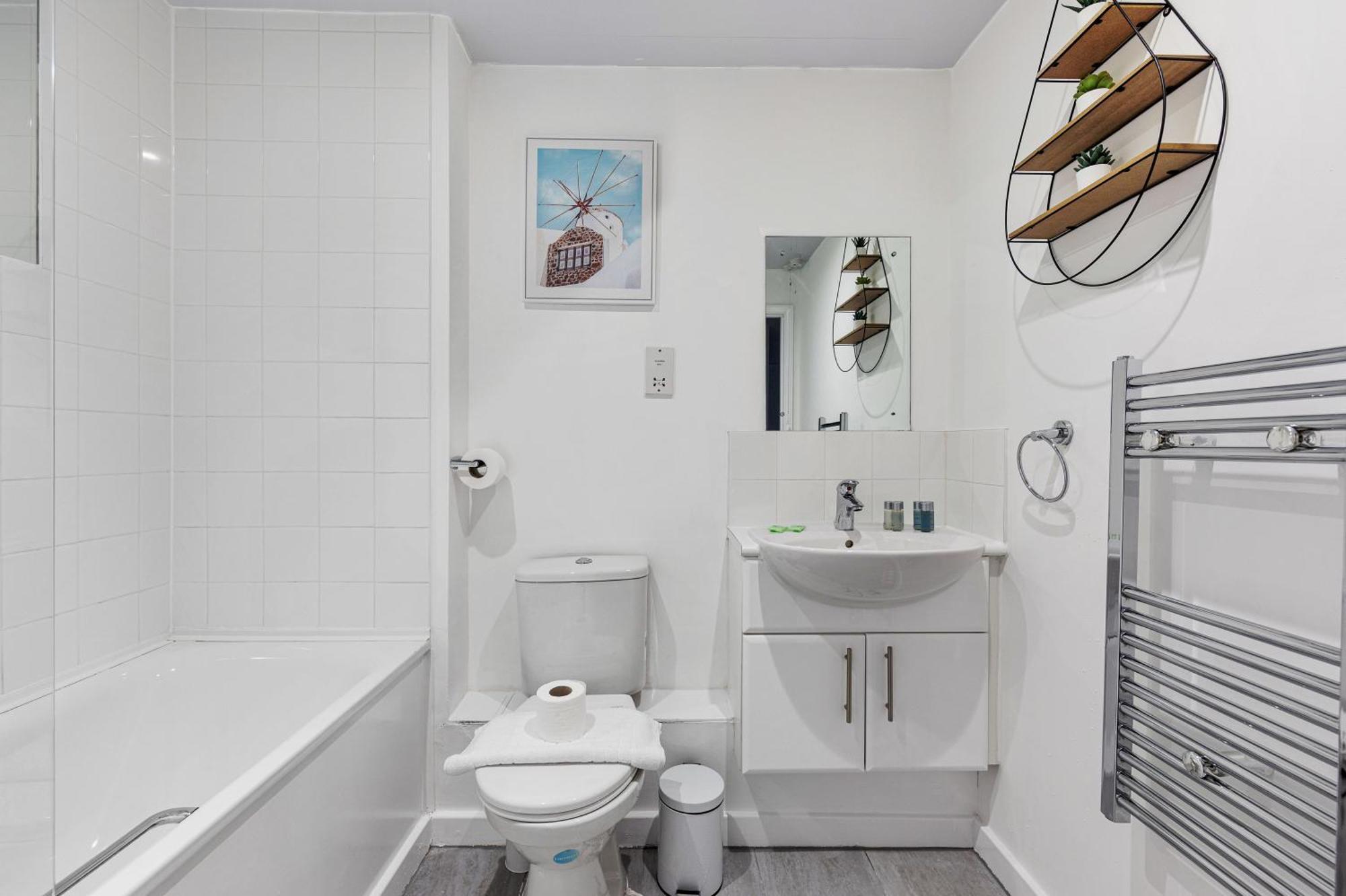 2bed2bath Spacious Modern Near Csm * London