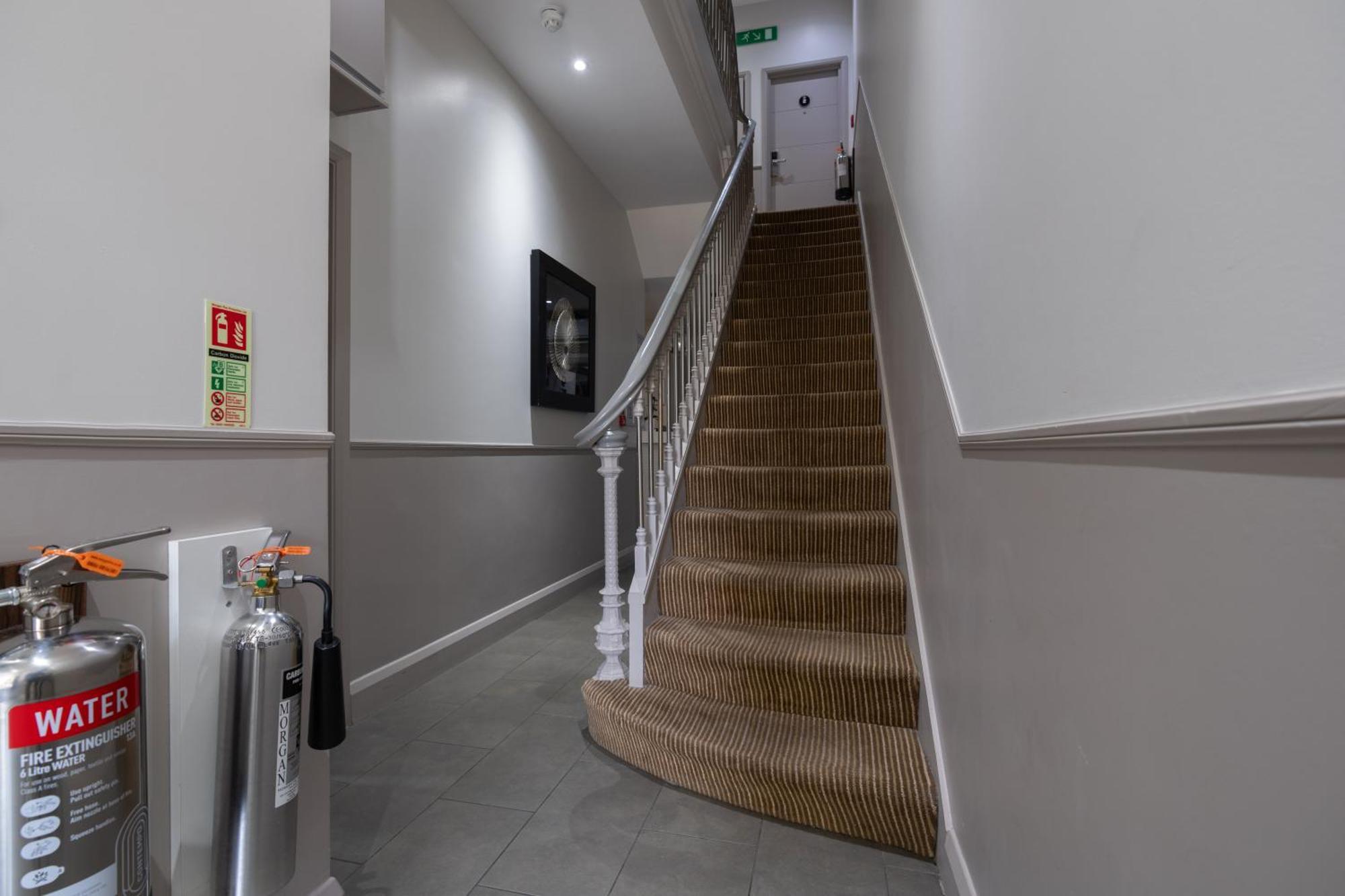 Hotell Simply & London
