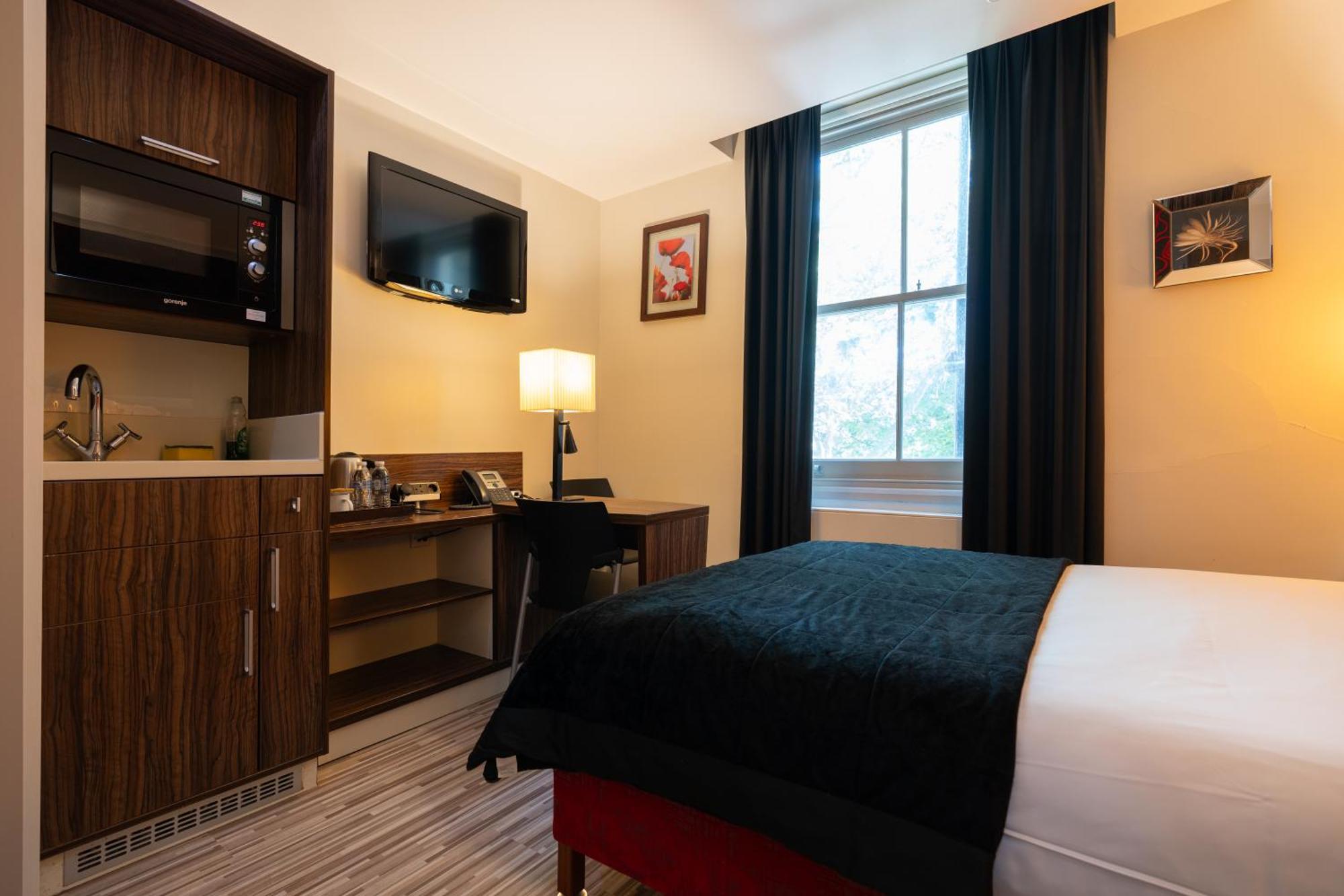Hotell Simply & 4*
