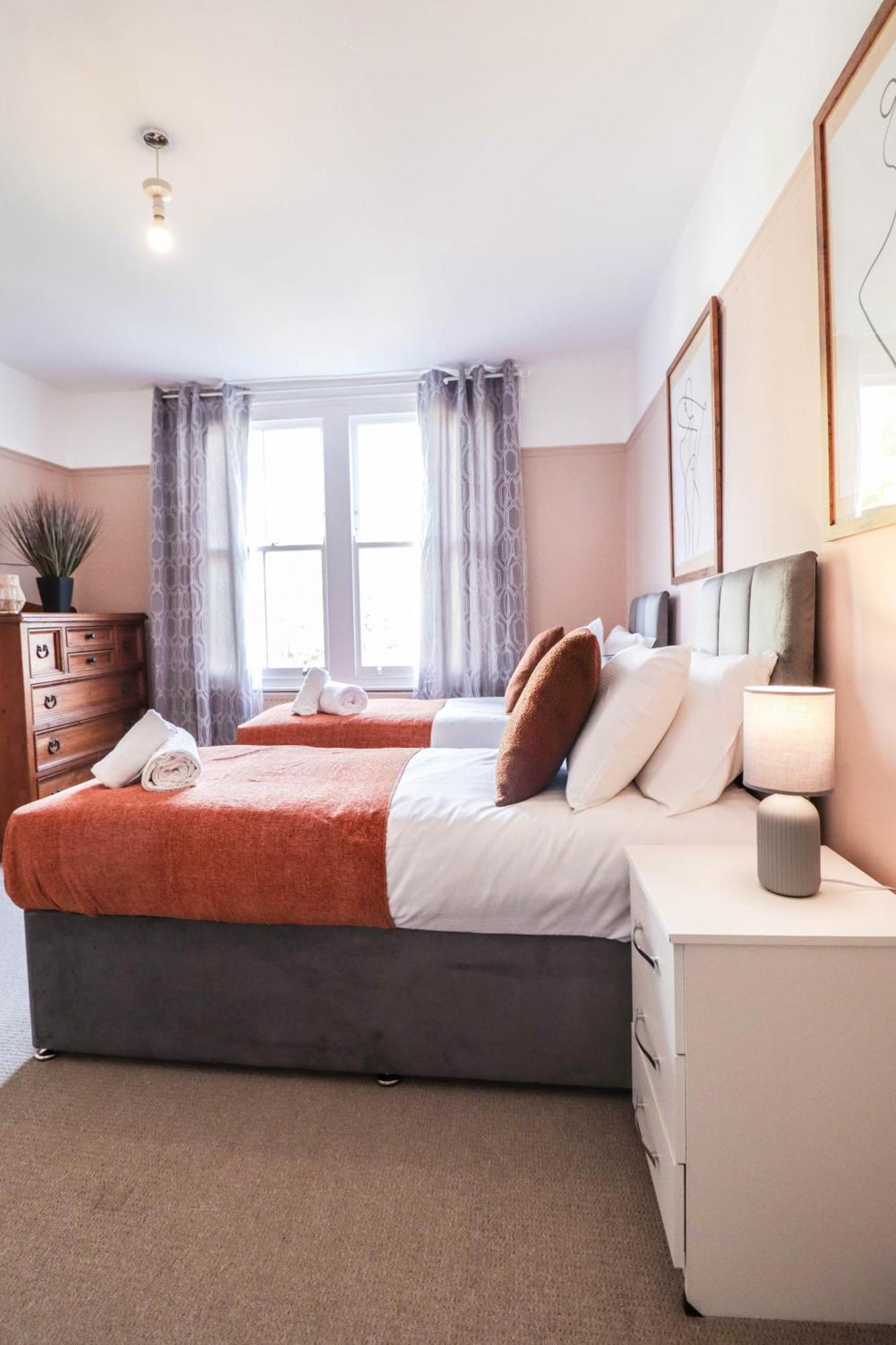 Stunning 5 Bed House In Clapham - Free Wifi! London