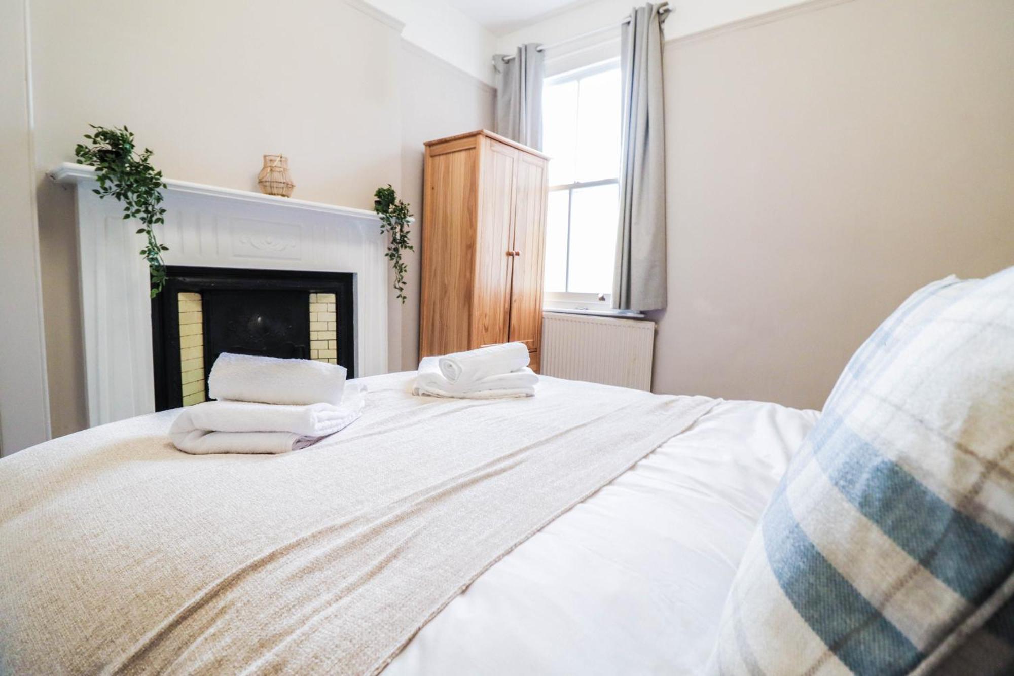 Stunning 5 Bed House In Clapham - Free Wifi! * London