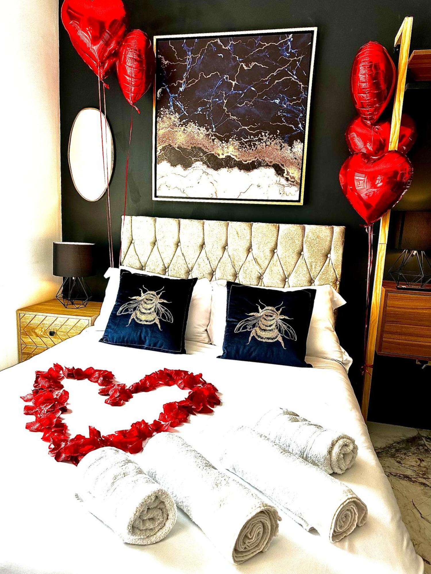 Duke And Duchess And - Private In Hot Tub Aparthotel London
