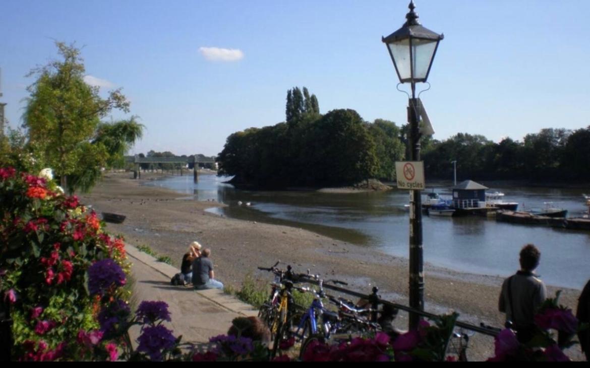 2 Bedroom Chiswick Park Tube Station Appartement Londen