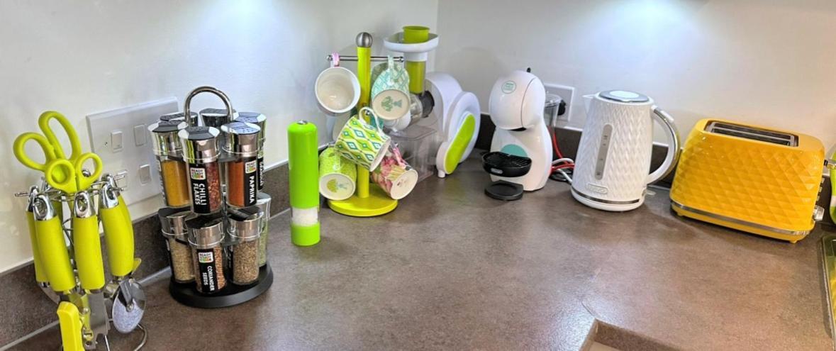 Spacious 2 Bed Flat Next To Elizabeth Line Lejlighed