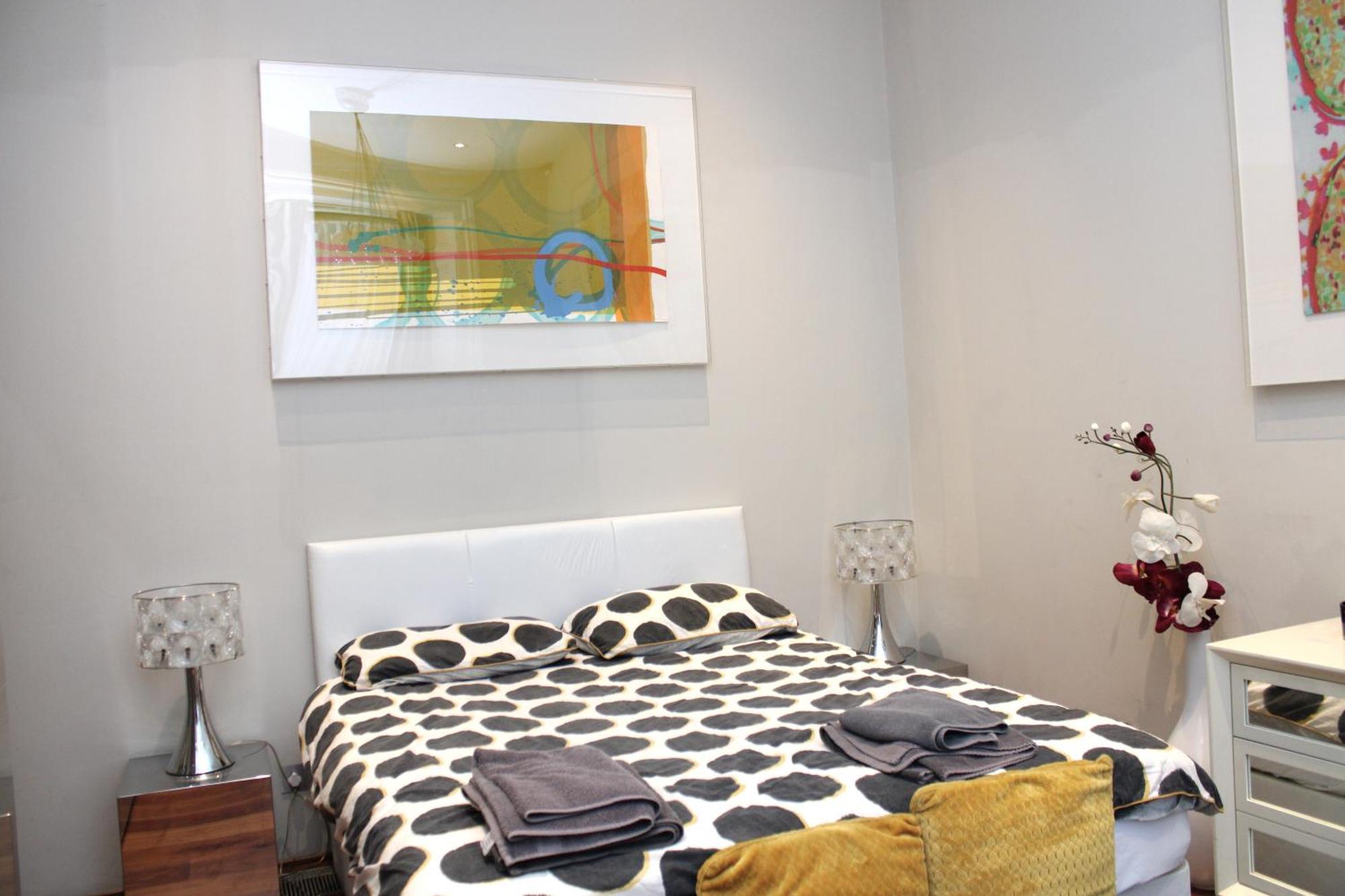 Modernized South Kensington Lejlighed *
