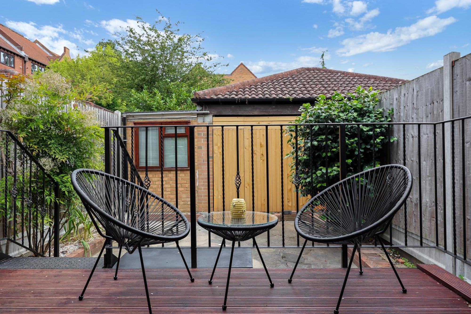 Charming 3 Bedroom House Short Term & Flexible Renting Canary Wharf With Free Wifi & Garden Apartment London