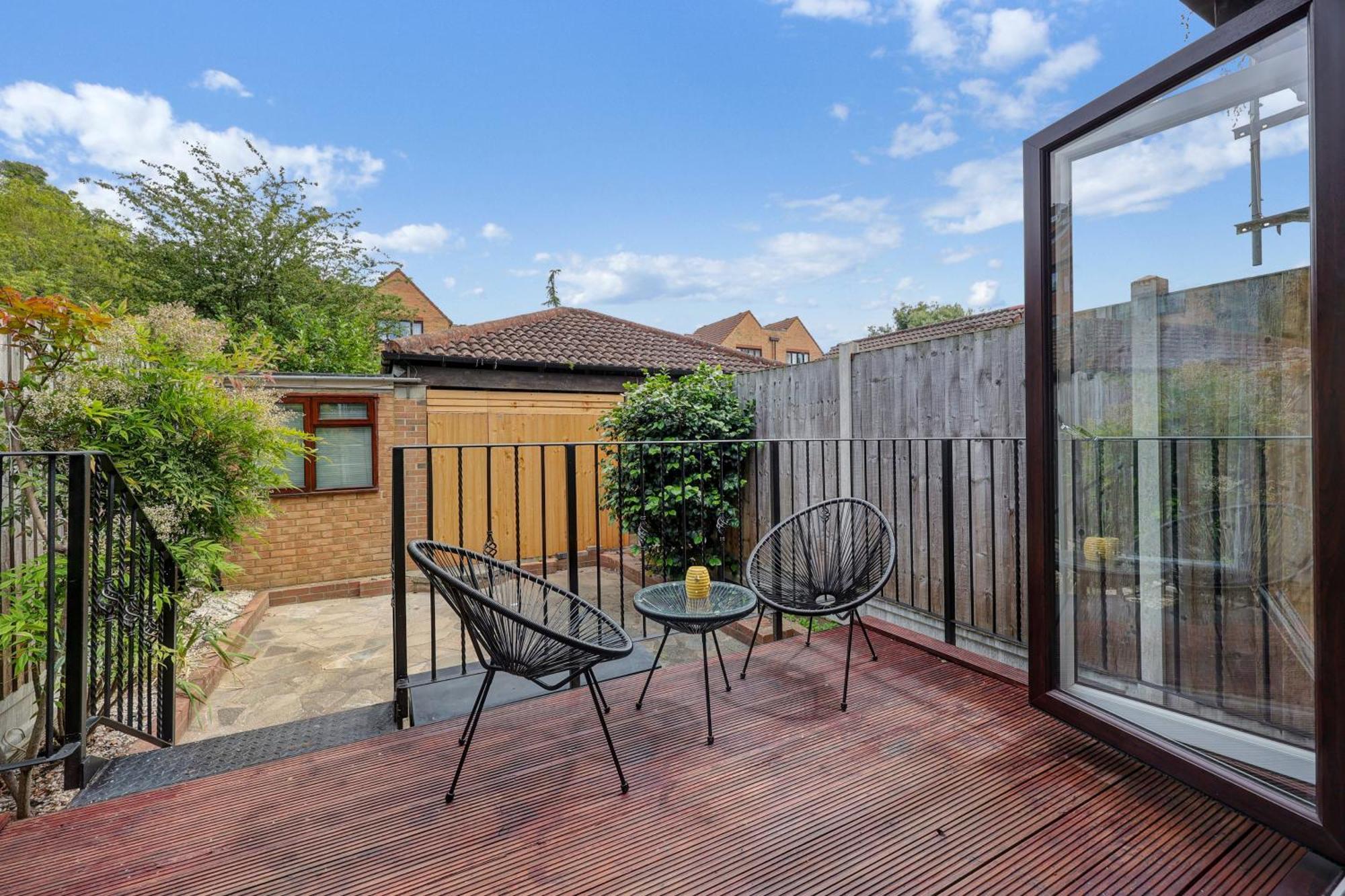 Apartment Charming 3 Bedroom House Short Term & Flexible Renting Canary Wharf With Free Wifi & Garden London
