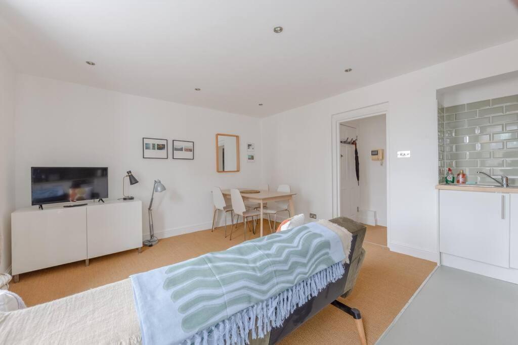 Modern 1bd Flat - 15 Min Walk To Bridge Lejlighed London
