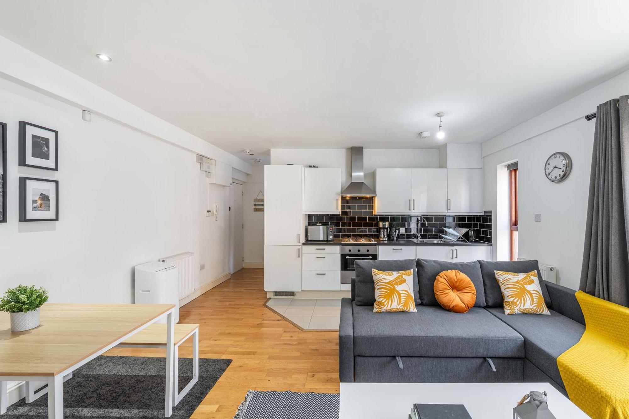 Waterloo With Large Private Terrace - View Of The Eye - 1 Bedroom 1 Bath Londen