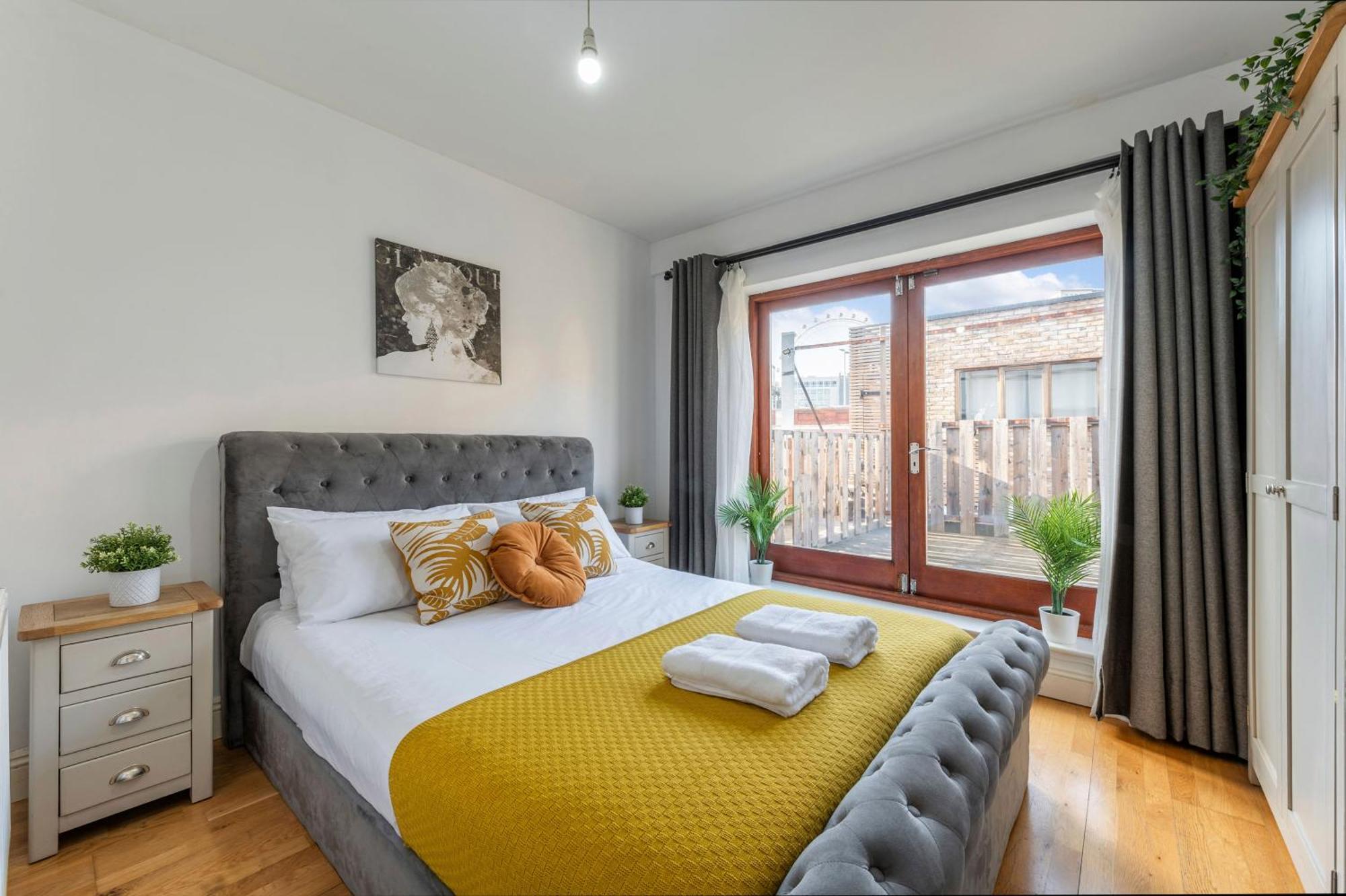 Waterloo With Large Private Terrace - View Of The Eye - 1 Bedroom 1 Bath