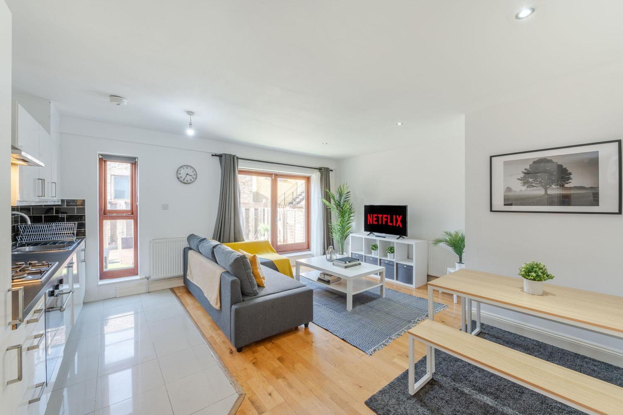 Waterloo With Large Private Terrace - View Of The Eye - 1 Bedroom 1 Bath Appartement