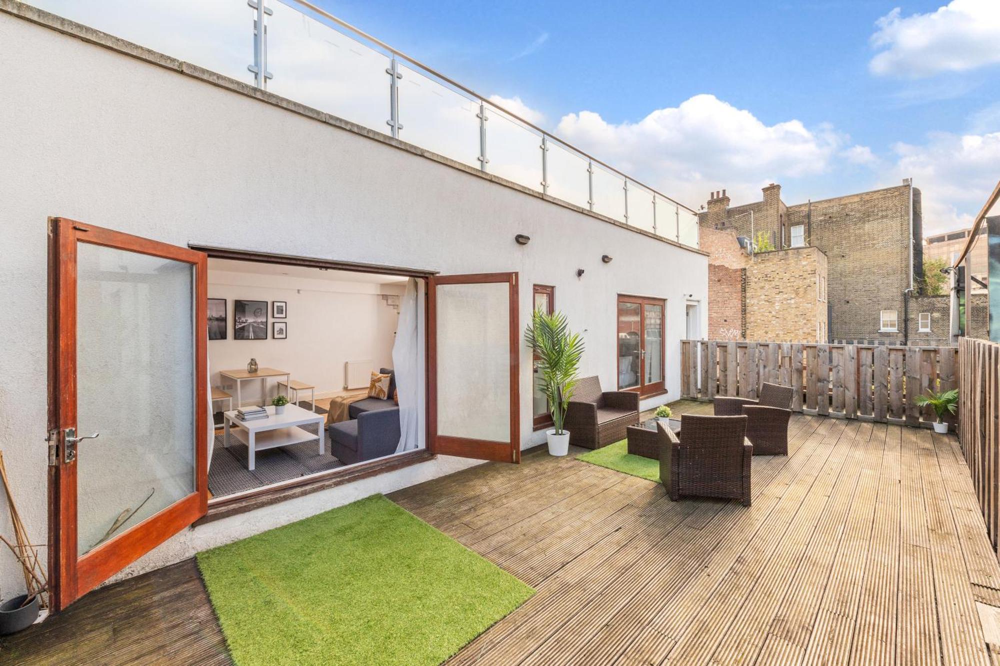Waterloo With Large Private Terrace - View Of The Eye - 1 Bedroom 1 Bath *