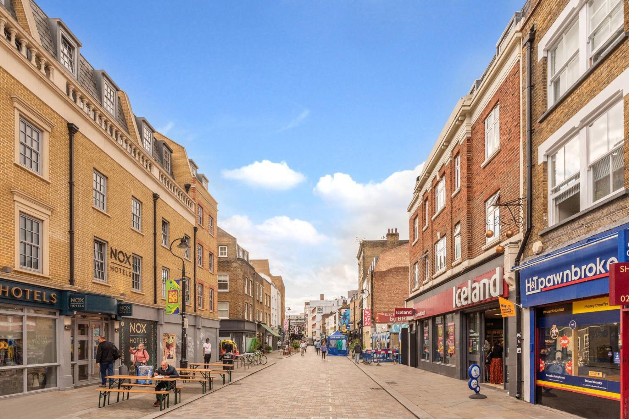 Waterloo With Large Private Terrace - View Of The Eye - 1 Bedroom 1 Bath Appartement