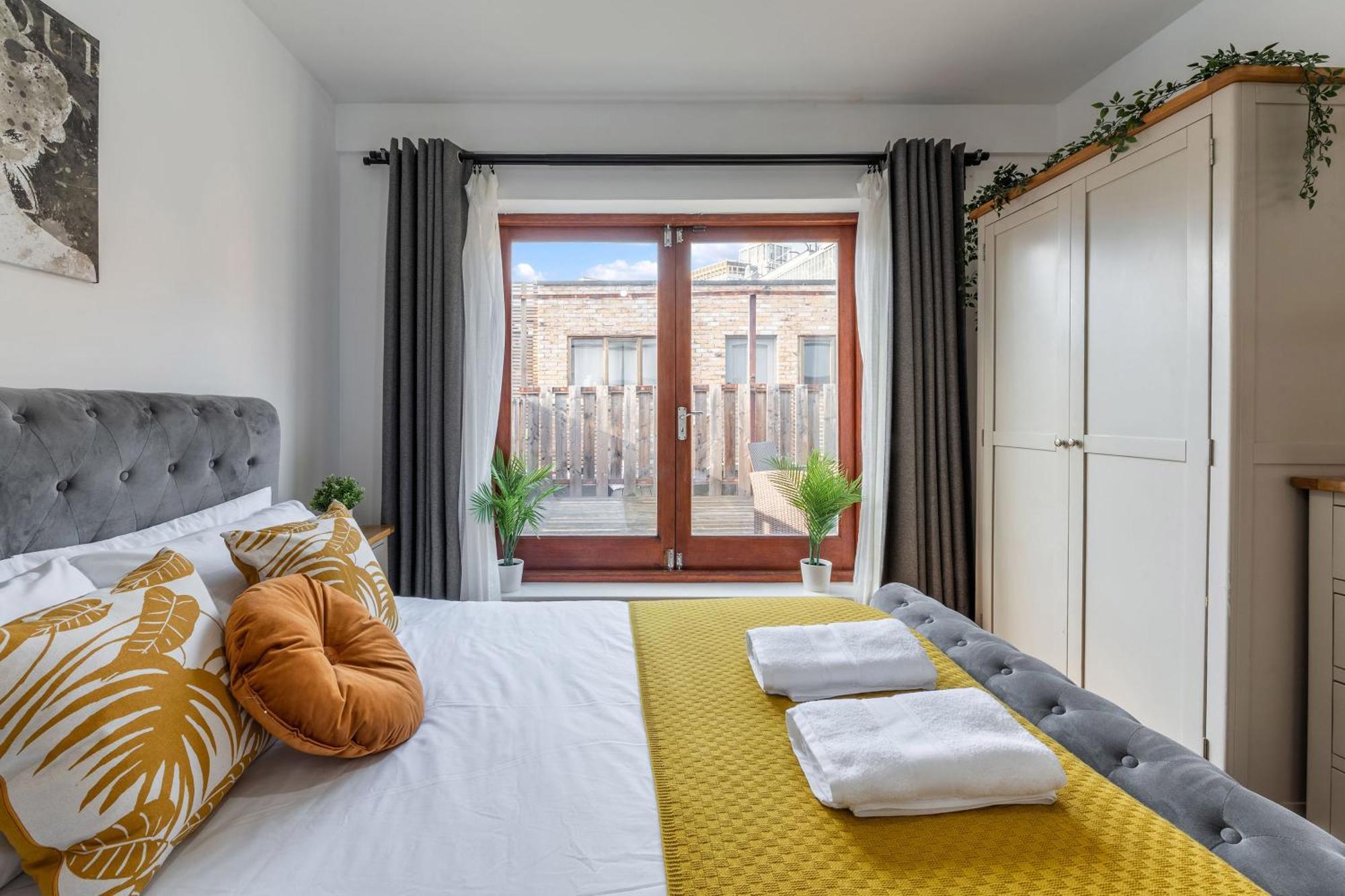 Waterloo With Large Private Terrace - View Of The Eye - 1 Bedroom 1 Bath Londen