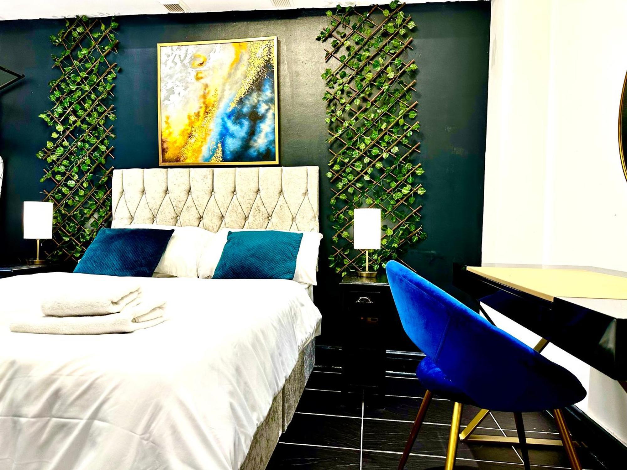Duke And Duchess And - Private In Hot Tub Aparthotel London