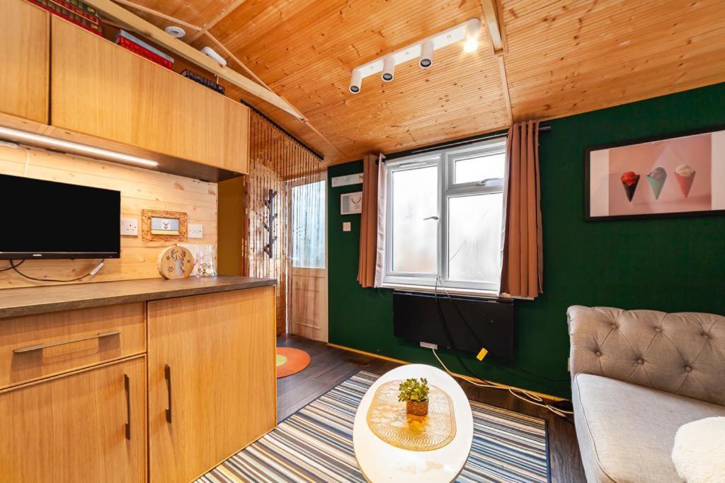 Ferienhaus 2bed Garden House W/hot Tub, Sauna & Cinema London