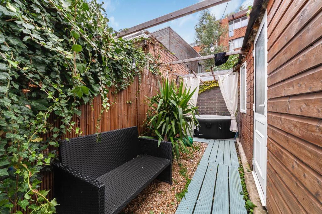 2bed Garden House W/hot Tub, Sauna & Cinema Ferienhaus London