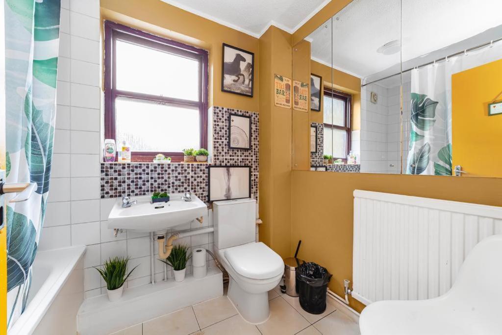 2bed Garden House W/hot Tub, Sauna & Cinema Ferienhaus *