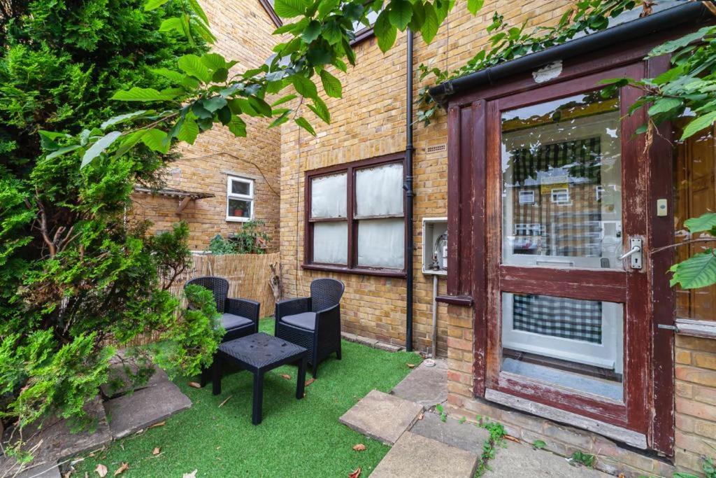 2bed Garden House W/hot Tub, Sauna & Cinema Ferienhaus *