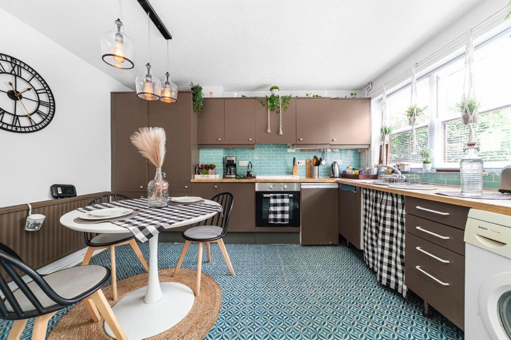 2bed Garden House W/hot Tub, Sauna & Cinema Ferienhaus