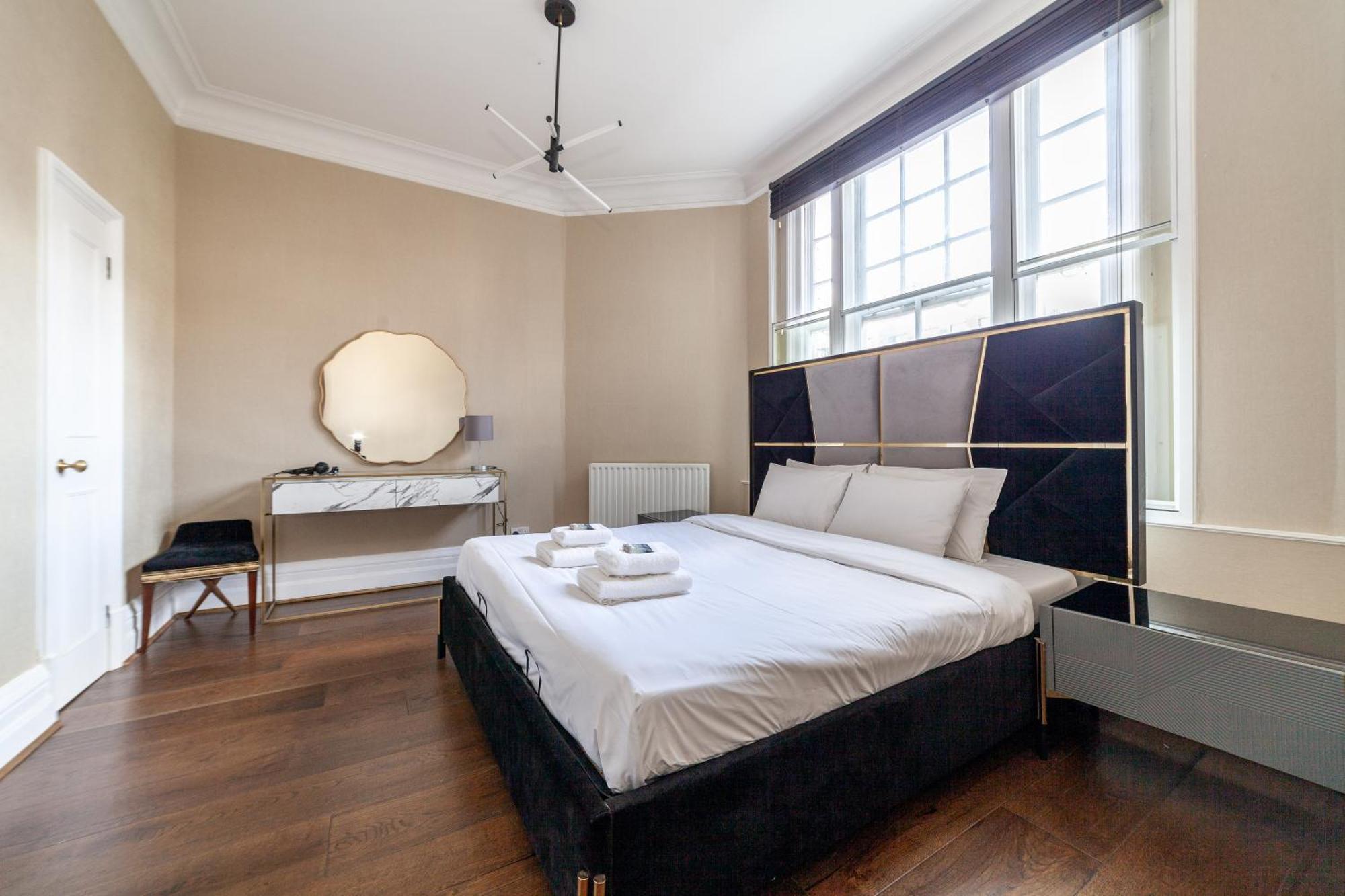 Spacious 1 Bdr - 2min To Bond Str Station *