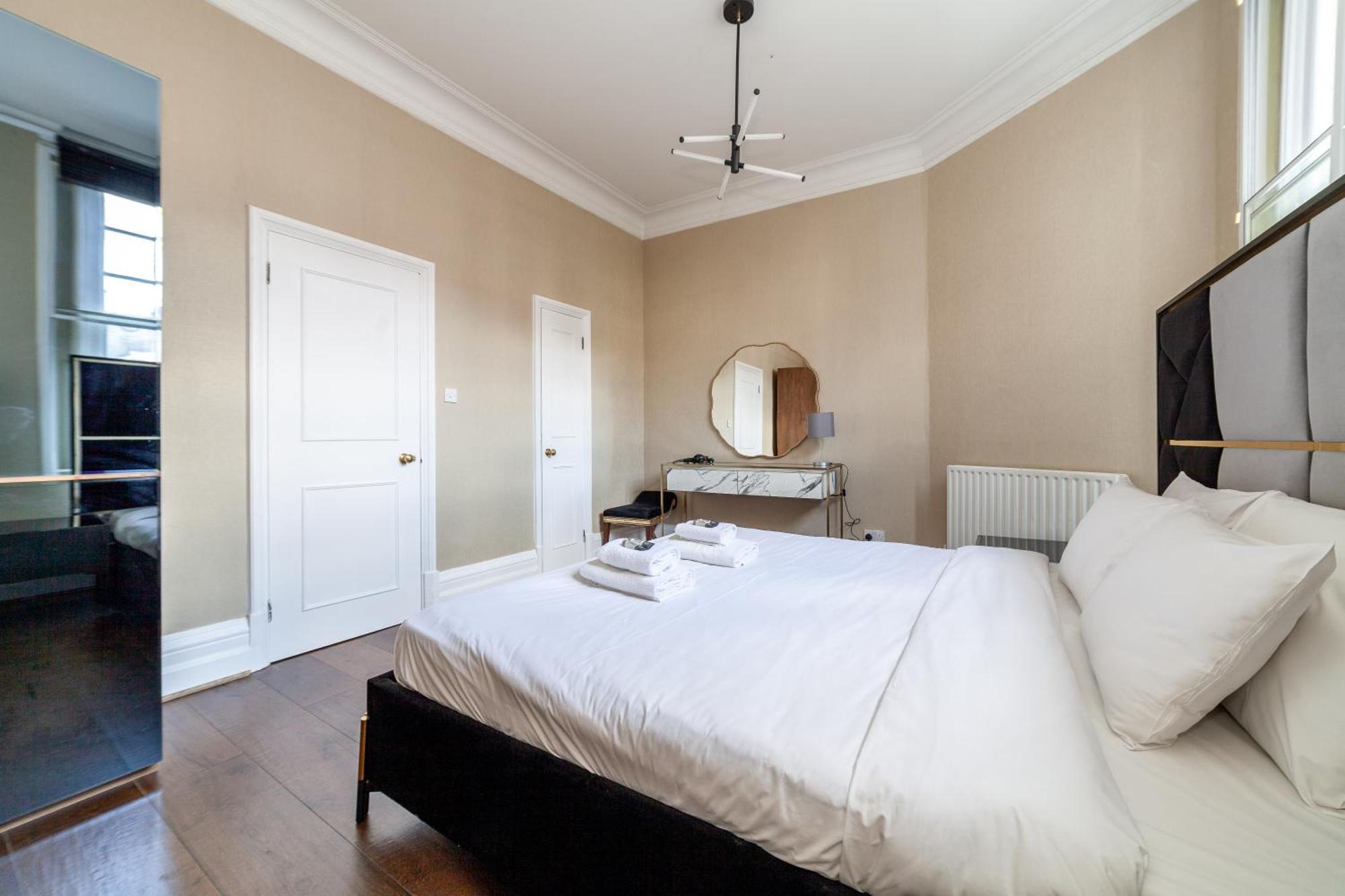 Spacious 1 Bdr - 2min To Bond Str Station