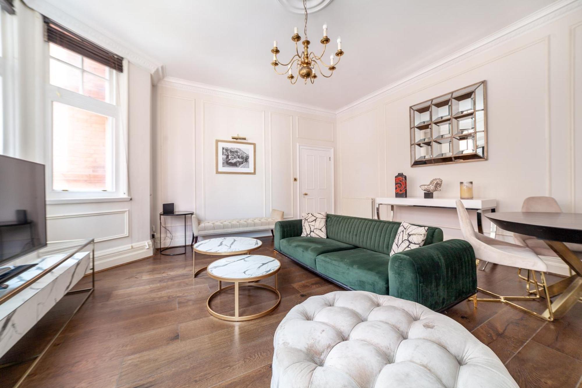 Spacious 1 Bdr - 2min To Bond Str Station *