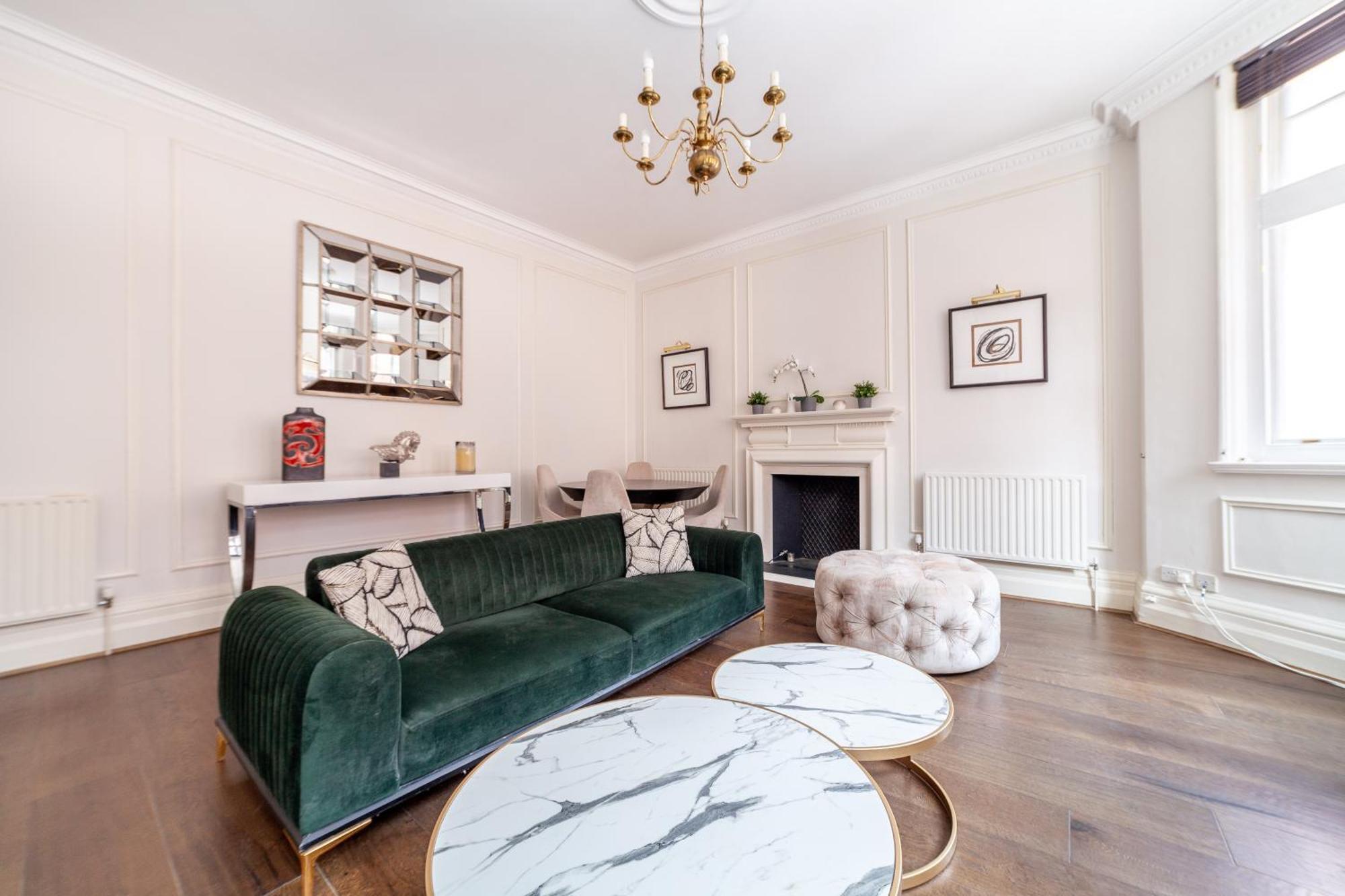 Spacious 1 Bdr - 2min To Bond Str Station Apartment