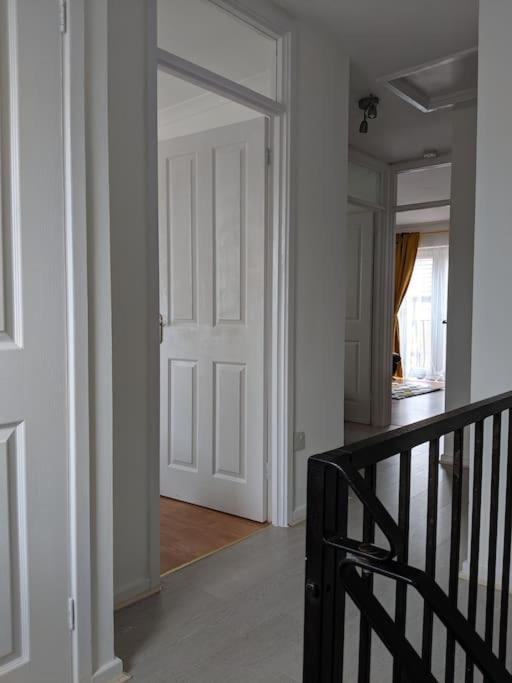 Private 2 Bed Flat Close To Excel & Airport Apartment *