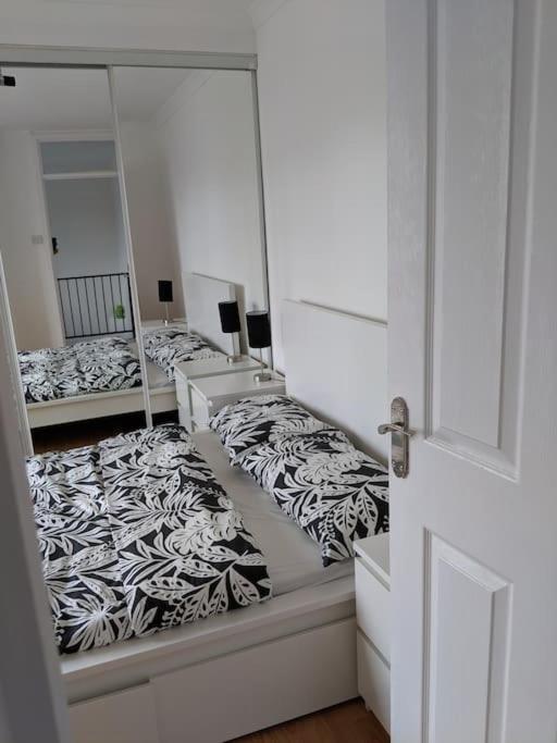 Private 2 Bed Flat Close To Excel & Airport Lägenhet *
