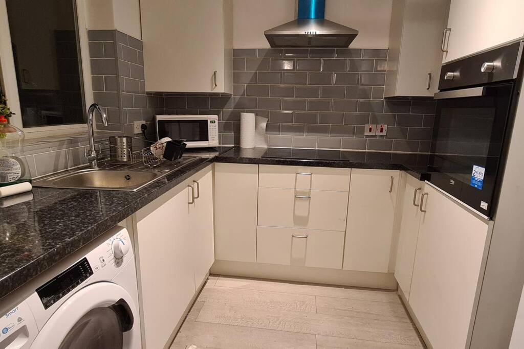 Private 2 Bed Flat Close To Excel & Airport Apartment London