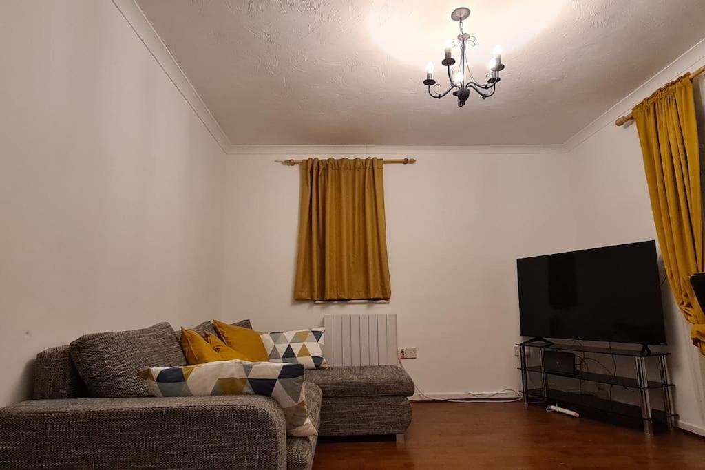 Private 2 Bed Flat Close To Excel & Airport Apartment