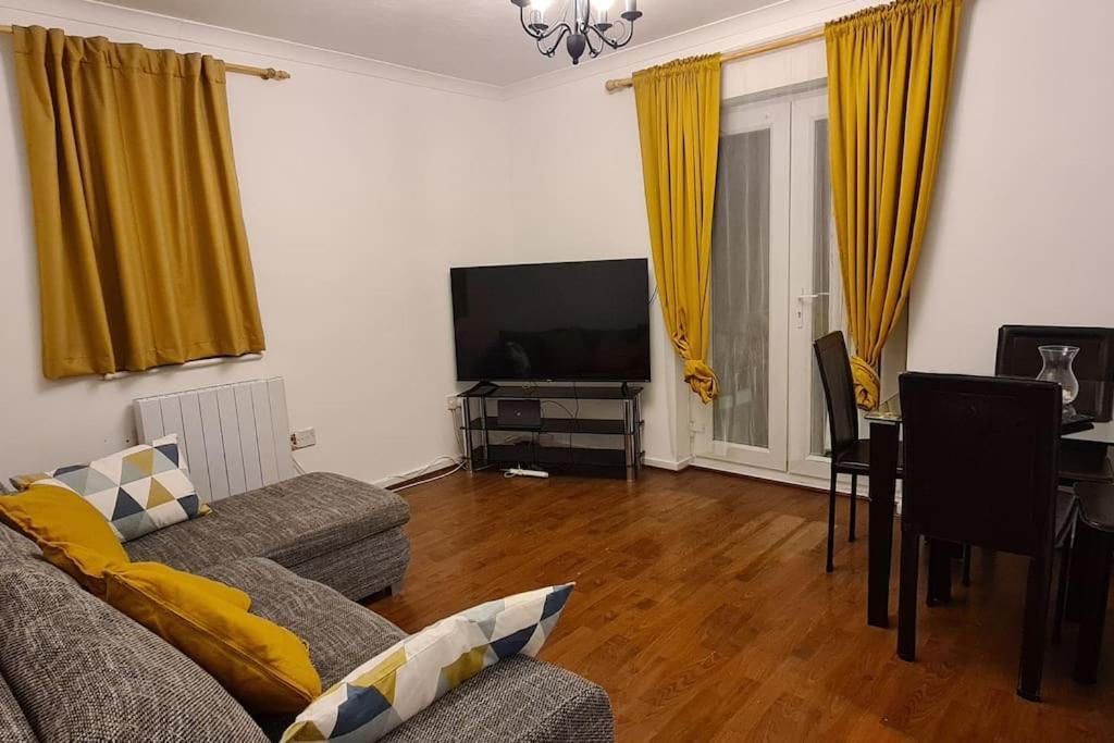 Private 2 Bed Flat Close To Excel & Airport