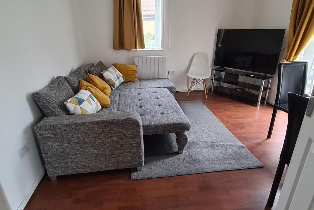 Private 2 Bed Flat Close To Excel & Airport Lägenhet