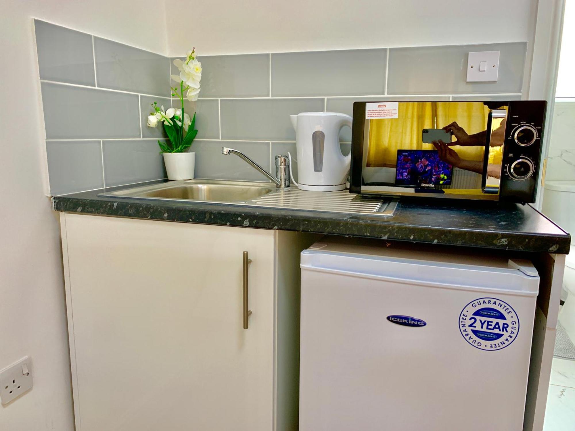 Appartamento Apartments, Private Bathroom, Kitchenette, Parking, Np3 Londra