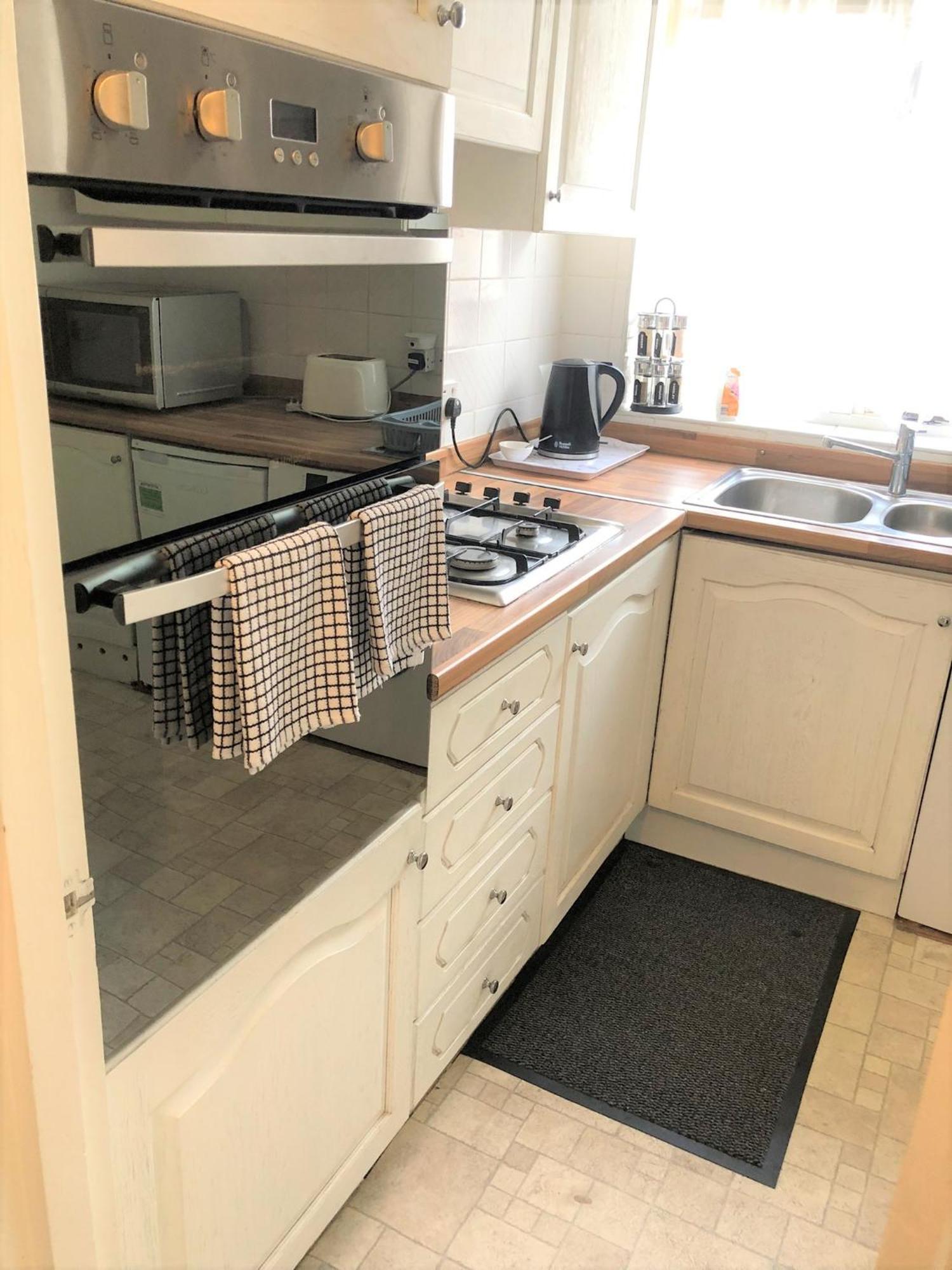 Spacious West 2 Bedroom Appartement