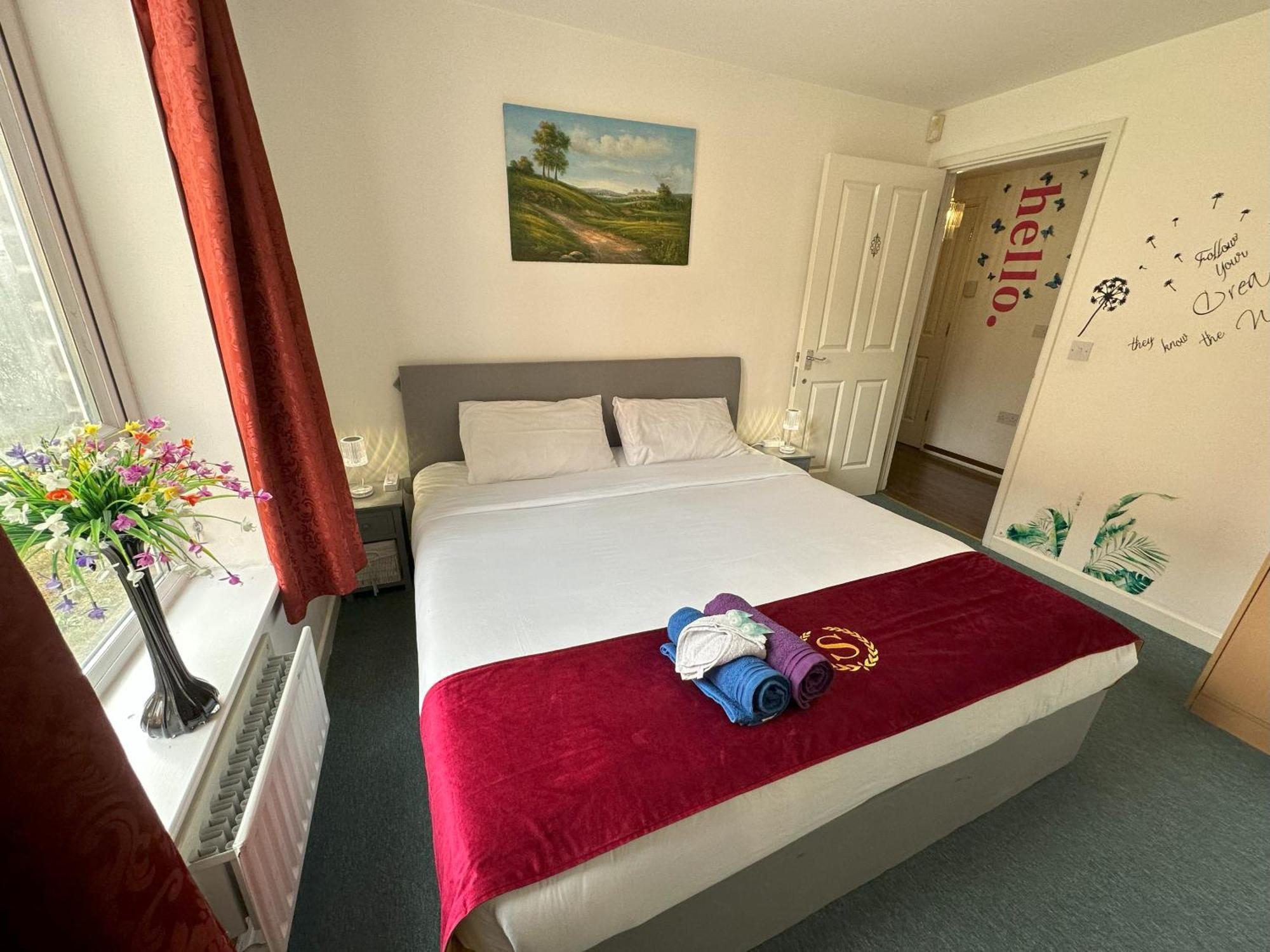 2 Bed 2 Bath - Free Parking - 3min Walk To The Train Station - 19min To Liverpool Street 5min To Victoria Line 1gb Broadband Super Fast Internet Ground Floor 100s Of Shops Restaurants Bakeries 24-hour Asda Superst * Londen