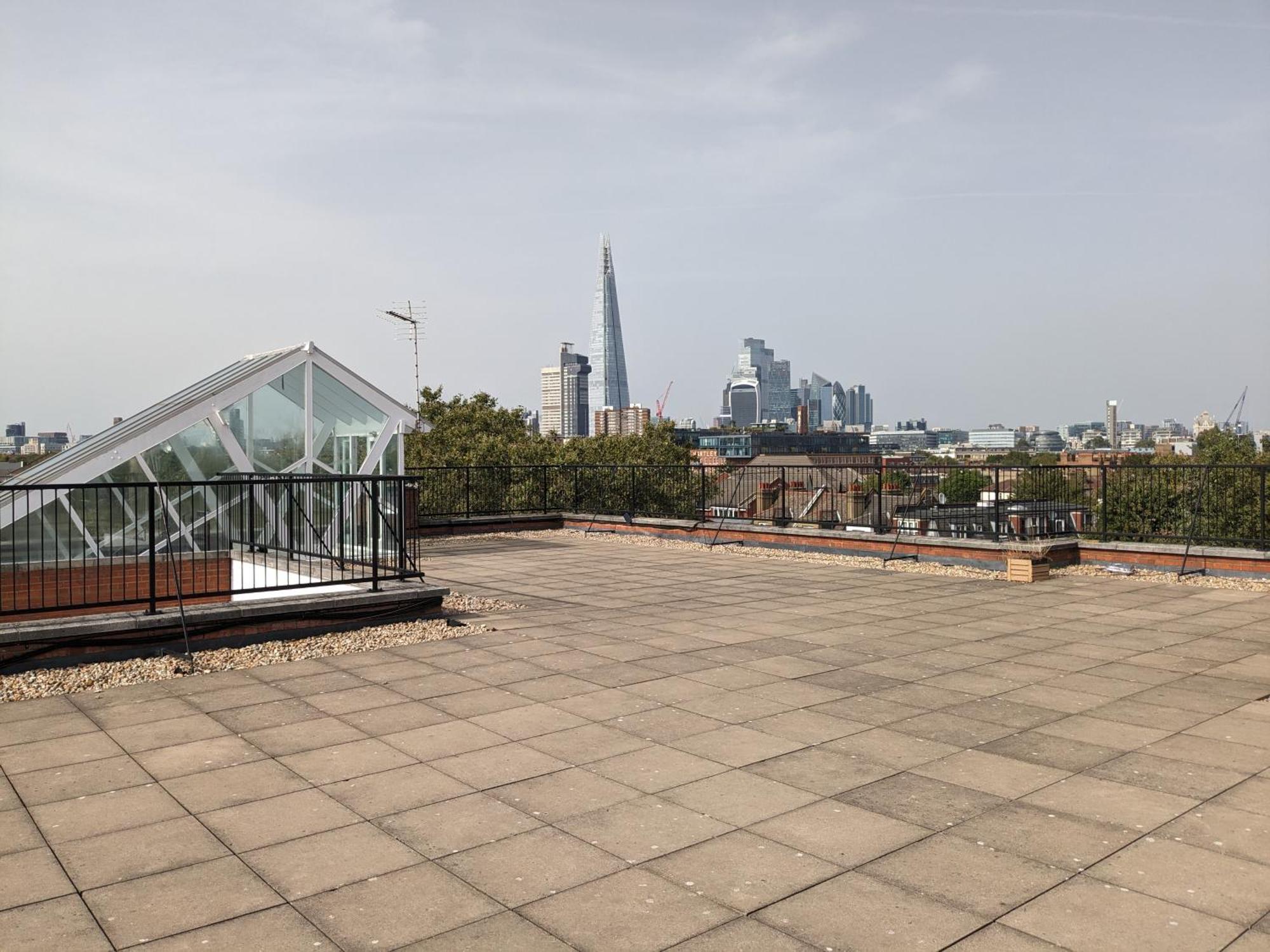High-ceiling Flat With Rooftop & Skyline View Lejlighed