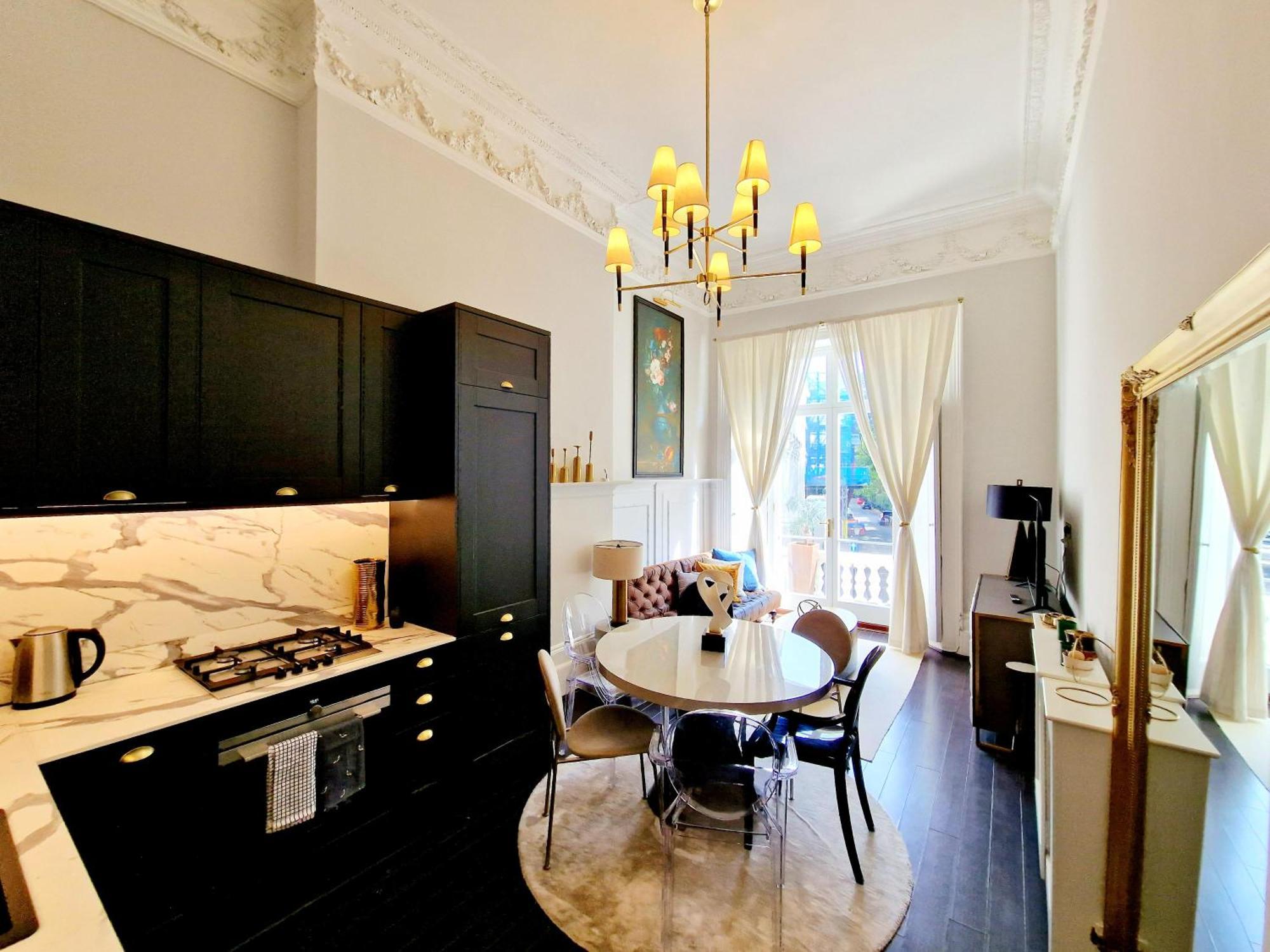 Stunning Hyde Park With Private Balcony & Lift Elevator Access Appartamento