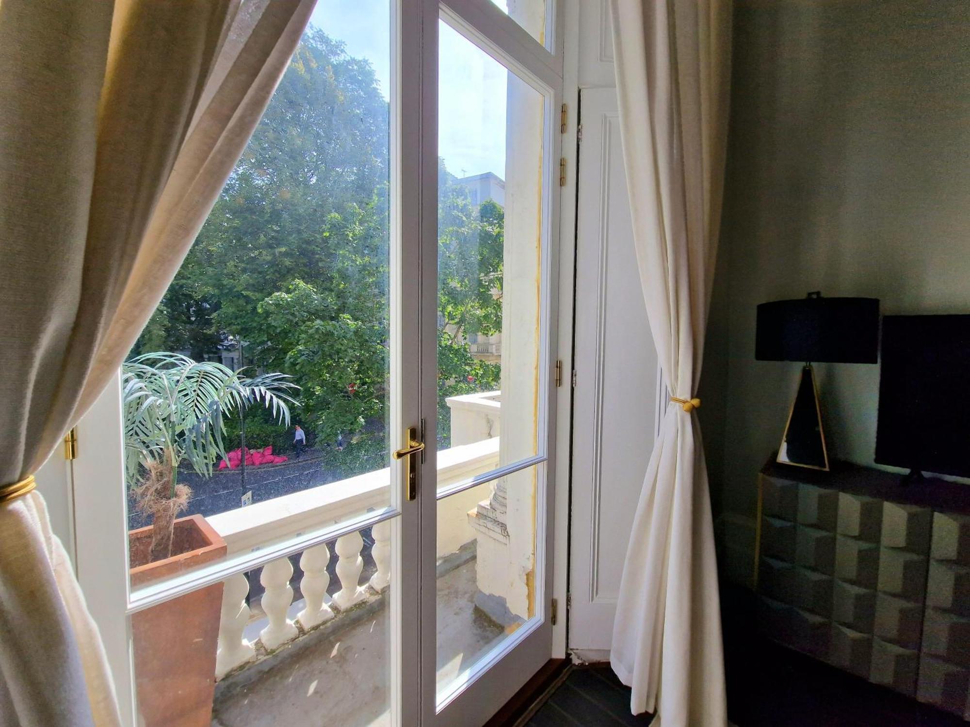 Stunning Hyde Park With Private Balcony & Lift Elevator Access Appartamento *