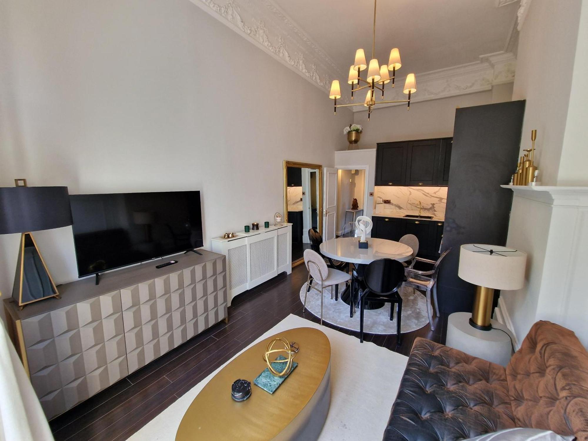 Stunning Hyde Park With Private Balcony & Lift Elevator Access * Londra