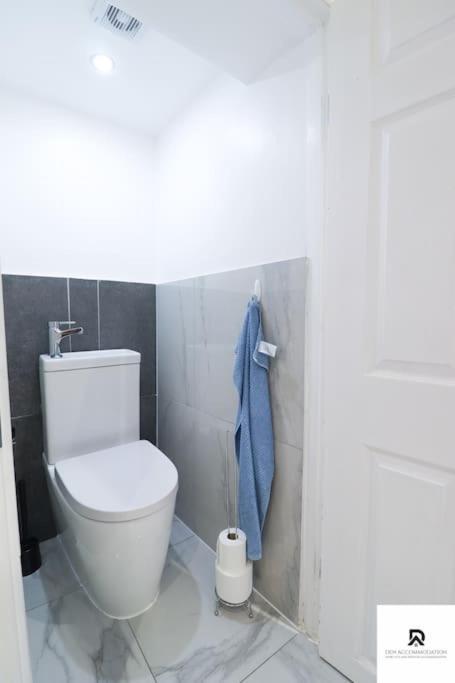 Den & Short Lets Greenwich - 3 Bed House * Londra