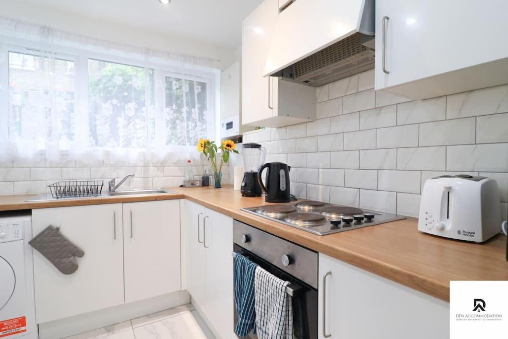 Appartamento Den & Short Lets Greenwich - 3 Bed House Londra