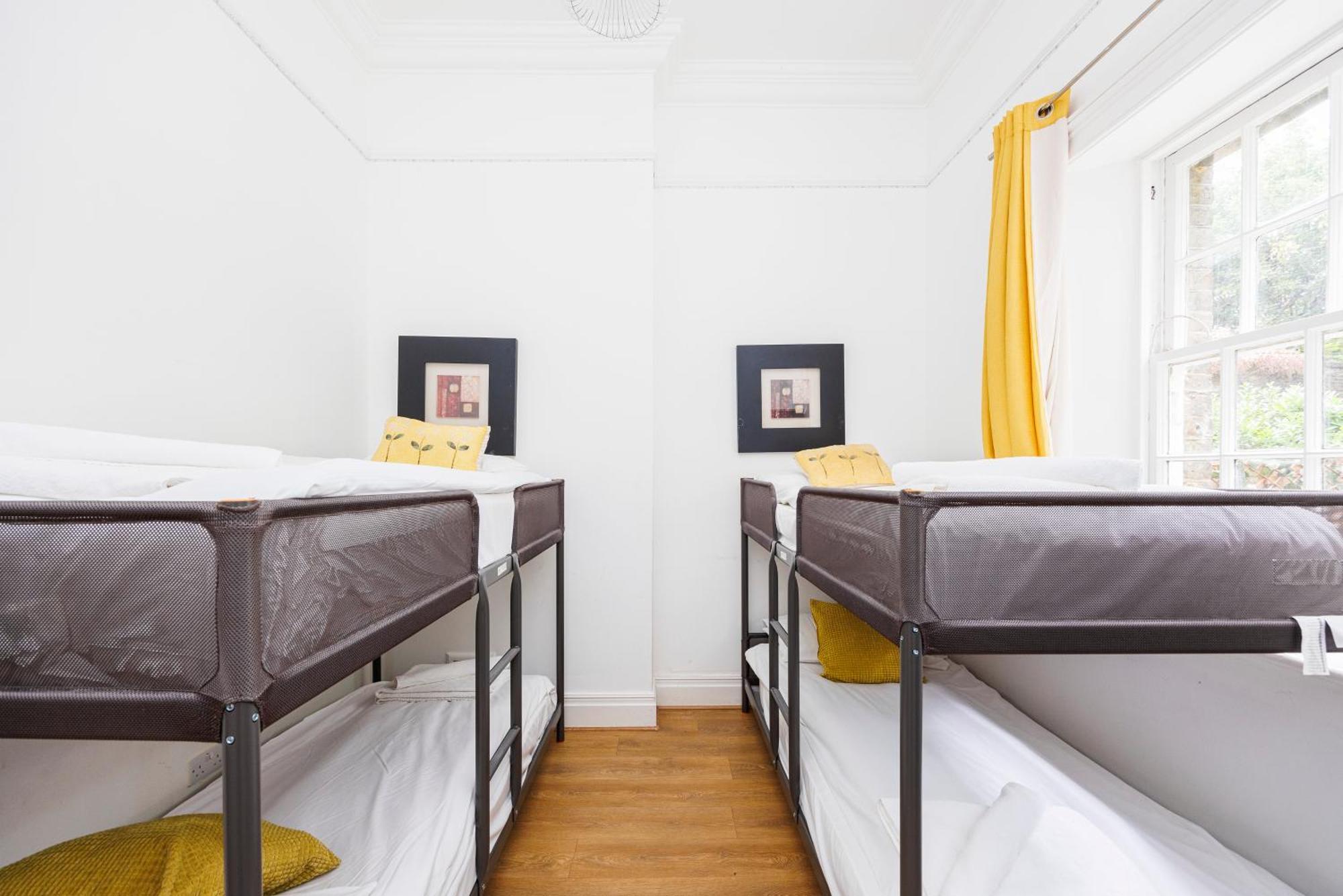 Larger Groups With Garden And Parking Leilighet London