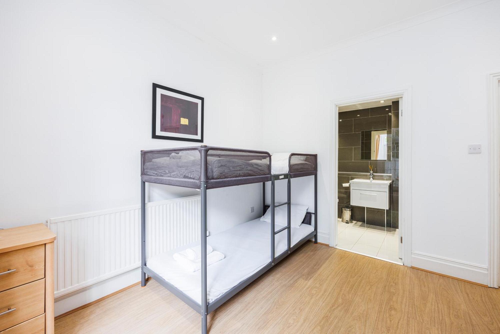 Larger Groups With Garden And Parking Leilighet London