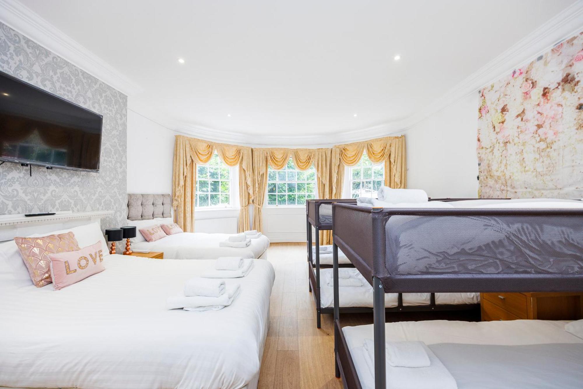 Larger Groups With Garden And Parking Leilighet London