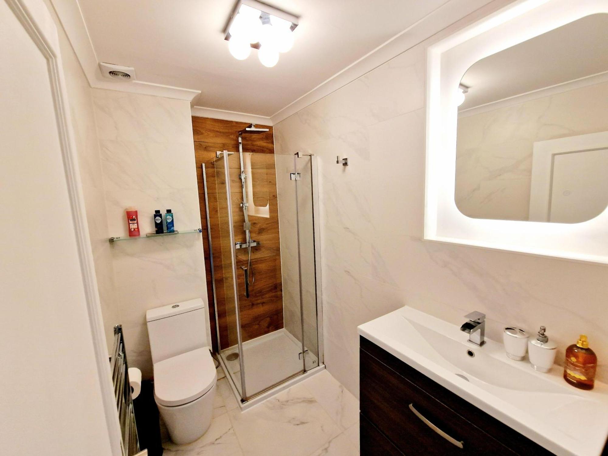 Gorgeous Hyde Park With Elevator Access By Tube Metro Stations Londen